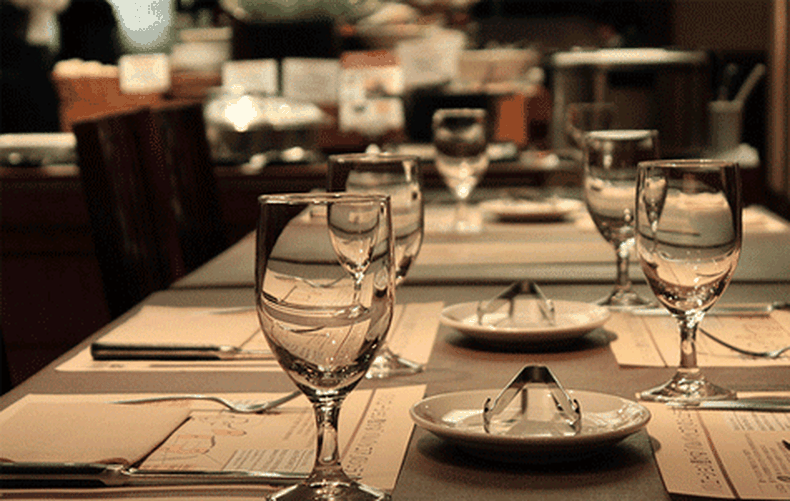 Algo tan sencillo como preparar una mesa y sentarse a comer cuenta con numerosas reglas protocolarias. Karina Vilella lleva años dando clases al respecto y esto es lo que nos cuenta.