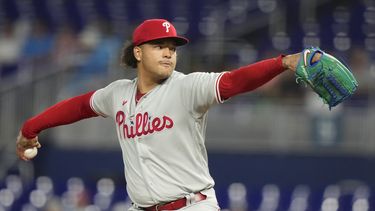 El abridor de los Filis de Filadelfia Taijuan Walker lanza en la primera entrada del encuentro ante los Marlins de Miami el lunes 31 de julio del 2023. (AP Foto/Lynne Sladky)