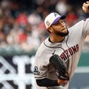 Eduardo Rodriguez, lanzador estelar de los Diamondbacks de Arizona, trabaja durante la primera entrada del juego de béisbol de Grandes Ligas ante los Nacionales de Washington, el viernes 24 de julio de 2026, en Washington. (AP Foto/Daniel Kucin Jr.)