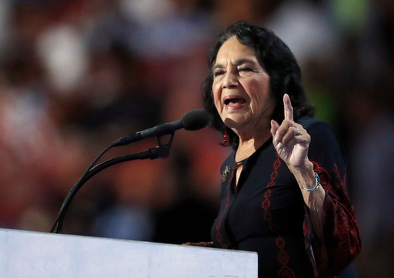 ARCHIVO – La defensora de derechos Dolores Huerta habla en el último día de la Convención Nacional Demócrata en Filadelfia, el 28 de julio de 2016. (AP Foto/Paul Sancya, Archivo)