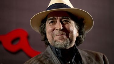 ARCHIVO - El cantautor español Joaquín Sabina responde preguntas durante una conferencia de prensa en la Ciudad de México el 29 de abril de 2015. El Tribunal Supremo de España, máximo órgano judicial del país, condenó al cantautor Joaquín Sabina a pagar 2,5 millones de euros por tributos no abonados en los ejercicios 2008 a 2010. (Foto AP/Rebecca Blackwell, archivo)