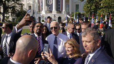 Popularidad de Biden sube antes de elecciones de noviembre