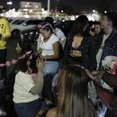 Una mujer se coloca extensiones de cabello rosadas previo al concierto de la gira Mañana será bonito de Karol G en el Estadio Azteca de la Ciudad de México el jueves 8 de febrero de 2024. (Foto AP/Eduardo Verdugo)