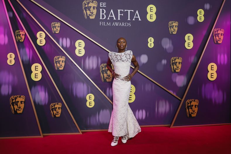 Cynthia Erivo posa a su llegada a la 78a edición de los Premios de la Academia Británica de Cine, BAFTA, en Londres, el domingo 16 de febrero de 2025. (Foto Joel C Ryan/Invision/AP)