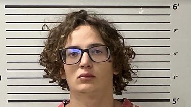 Esta imagen proporcionada por el Departamento de Policía de la localidad de Bay St. Louis muestra a Cameron Brand, quien está acusado de homicidio y asalto a mano armada, según registros oficiales. (Departamento de Policía de Bay St. Louis vía AP)