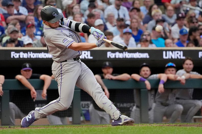Hunter Goodman, de los Rockies de Colorado, batea un jonrón de tres carreras contra los Mellizos de Minnesota en la séptima entrada del juego de béisbol de Grandes Ligas del sábado 27 de junio de 2026, en Minneapolis. (AP Foto/Bruce Kluckhohn)