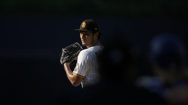 El japonés Yu Darvish, de los Padres de San Diego, labora ante los Rangers de Texas, el sábado 29 de julio de 2023 (AP Foto/Gregory Bull)