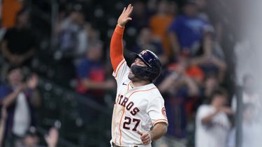 Altuve anota con wild pitch en la 10ma; Astros se imponen