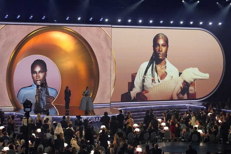 Doechii, en el centro, recibe el premio al mejor álbum de rap por Alligator Bites Never Heal durante la 67ª entrega anual de los Grammy el domingo 2 de febrero de 2025 en Los Ángeles. Celesia Moore mira desde la izquierda. (AP Photo/Chris Pizzello)