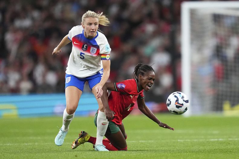 Leah Williamson de Inglaterra, izquierda, disputa el balón con Diana Silva de Portugal durante el partido de fútbol femenino de la Liga de Naciones entre Inglaterra y Portugal en el estadio de Wembley, en Londres, el viernes 30 de mayo de 2025. (AP Photo/Kirsty Wigglesworth, Archivo)