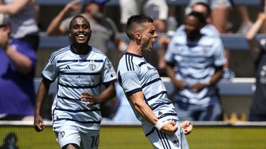 Los mediocampistas Gadi Kinda y Erik Thommy del Sporting de Kansas City celebran tras la anotación de Thommy en el encuentro ante los Timbers de Portland en la MLS el domingo 28 de mayo del 2023. (AP Foto/Charlie Riedel)