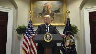 Trump: Soldados deben responder si migrantes lanzan rocas