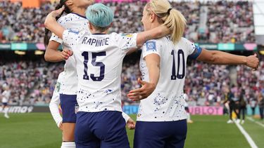De izquierda a derecha, Sophia Smith, Megan Rapinoe y Lindsey Horan festejan un gol de esta última por Estados Unidos ante Vietnam en el Mundial, el sábado 22 de julio de 2023, en Auckland, Nueva Zelanda (AP Foto/Abbie Parr)