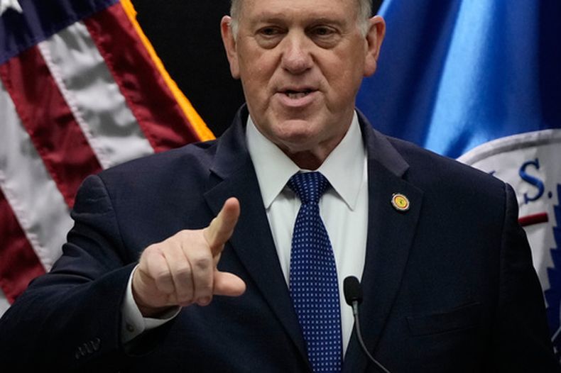 El zar fronterizo estadounidense Tom Homan en conferencia de prensa en Minneapolis el 29 de enero del 2026. (AP foto/Julia Demaree Nikhinson)