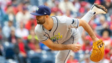El pitcher de los Rays de Tampa Bay Nick Martinez lanza en la primera entrada ante los Filis de Filadelfia el domingo 27 de septiembre del 2026. (AP Foto/Laurence Kesterson)