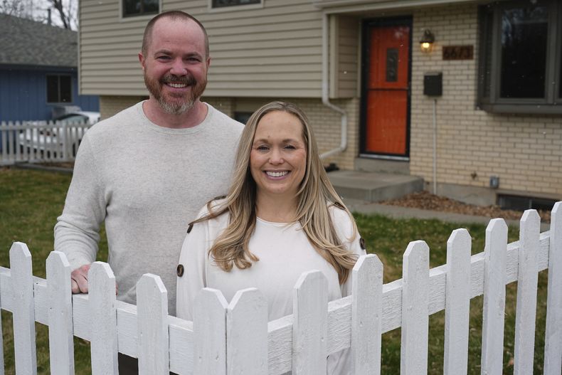 Ryan Vasko y su esposa en la vivienda que compraron tras mudarse desde Oregon, el 3 de abril del 2025, en Littleton, Colorado. (AP foto/David Zalubowski)