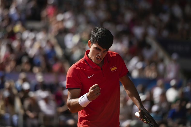 Carlos Alcaraz reacciona durante el partido contra Novak Djokovic por la medalla de oro de sencillos en el tenis de los Juegos Olímpicos, el domingo 4 de agosto de 2024, en París. (AP Foto/Louise Delmotte)