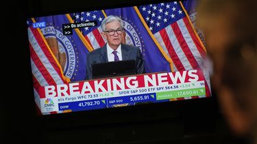 Una conferencia de prensa del presidente de la Reserva Federal, Jerome Powell, se muestra en una pantalla en la Bolsa de Valores de Nueva York, el miércoles 19 de marzo de 2025. (AP Foto/Seth Wenig)