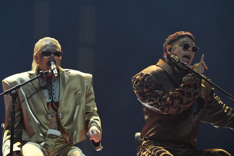 CA7RIEL, a la derecha, y Paco Amoroso se presentan durante su concierto en la Ciudad de México, el viernes 15 de agosto de 2025. (Foto AP/Fernando Llano)
