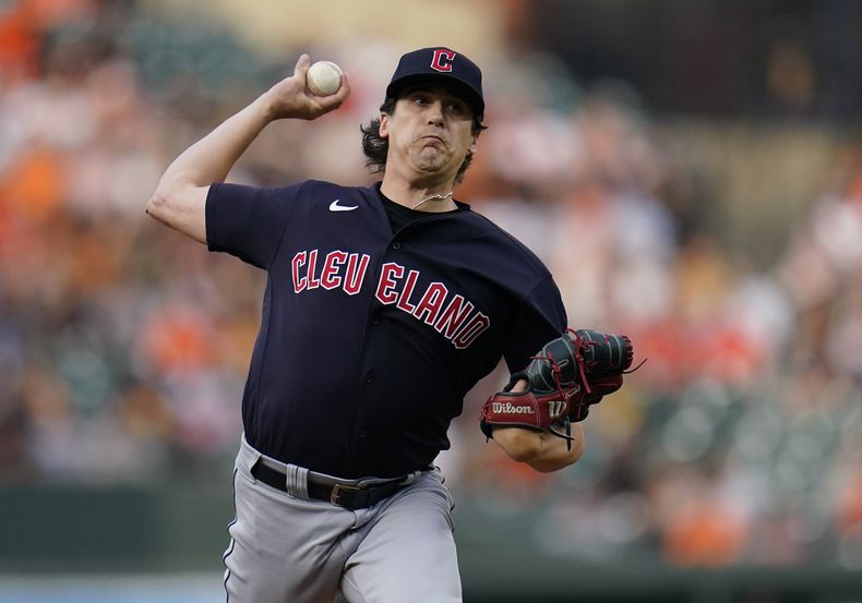 Cal Quantrill, abridor de los Guardianes de Cleveland, lanza durante la primera entrada del juego de béisbol entre los Orioles de Baltimore y los Guardianes de Cleveland, el martes 30 de mayo de 2023, en Baltimore. Los Orioles ganaron 8-5. (AP Foto/Julio Cortez)