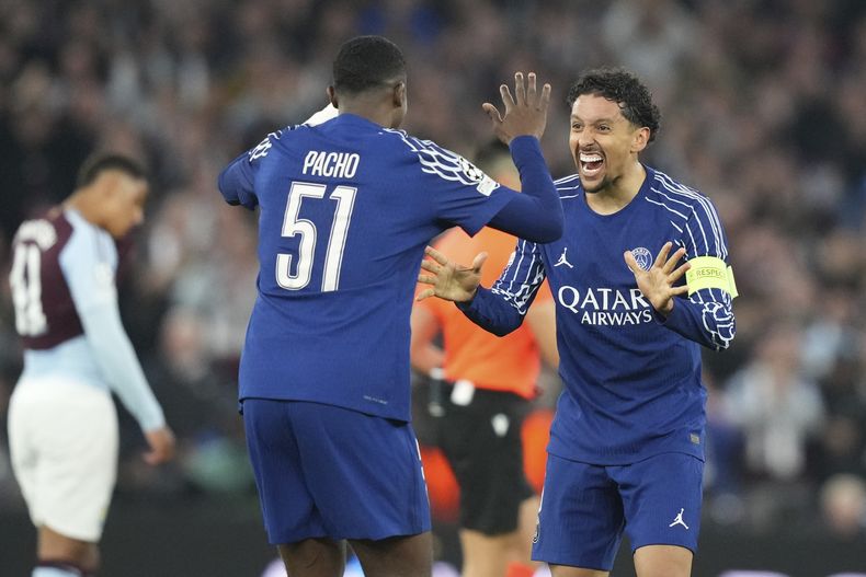 El brasileño Marquinhos festeja con Willian Pacho, del París Saint-Germain, luego de eliminar al Aston Villa en la Liga de Campeones, el martes 15 de abril de 2015, en Birmingham, Inglaterra (AP Foto/Frank Augstein)