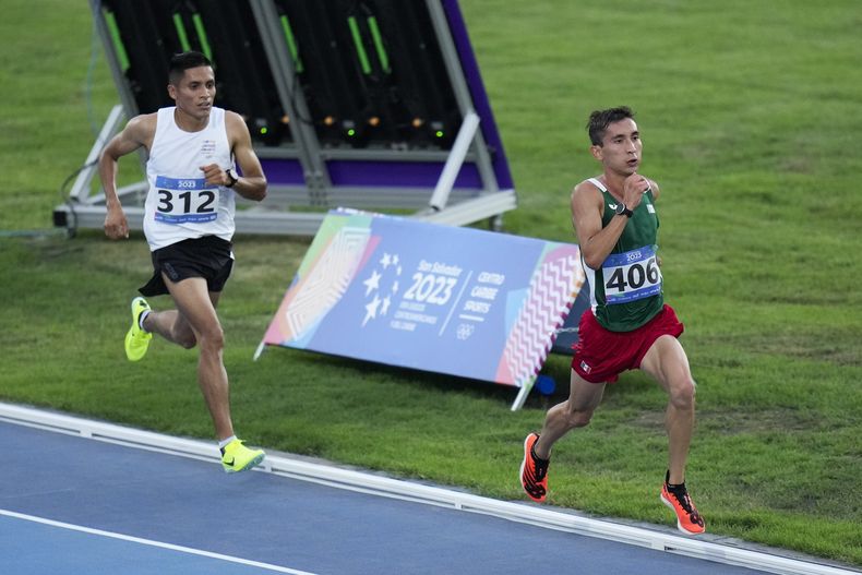 Víctor Zambrano, de México, compite en los 10.000 metros, durante los Juegos Centroamericanos y del Caribe en San Salvador, el viernes 7 de julio de 2023 (AP Foto/Arnulfo Franco)