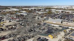 ARCHIVO - Esta foto proporcionada por la Junta Nacional de Seguridad en el Transporte (NTSB, por sus siglas en inglés) muestra la escena del accidente de un avión de UPS el 6 de noviembre de 2025, en Louisville, Kentucky. (NTSB vía AP)