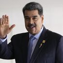ARCHIVO - El presidente de Venezuela, Nicolás Maduro, saluda a su llegada a la Cumbre Suramericana en el palacio de Itamaraty, en Brasilia, Brasil, el 30 de mayo de 2023. (AP Foto/Andre Penner, Archivo)