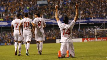 americateve | Alan Kardec, del Sao Paulo, festeja arrodillado tras anotar un gol contra Emelec de Ecuador durante un partido de la Cops Sudamericana en Guayaquil, el mi&eacute;rcoles 5 de noviembre de 2014 (AP Foto/Dolores Ochoa)