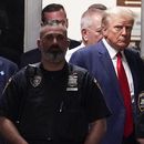 Archivo - El expresidente Donald Trump es escoltado hacia la sala de un tribunal el 4 de abril de 2023, en Nueva York. (AP Foto/Mary Altaffer, Archivo)