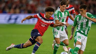 ARCHIVO - Tiago Santos (izquierda) de Lille pugna el balón con Fran García (centro) y Valentín Gómez de Real Betis, el viernes 8 de septiembre de 2026 en Lille. (AP Foto/Jean-Francois Badias)