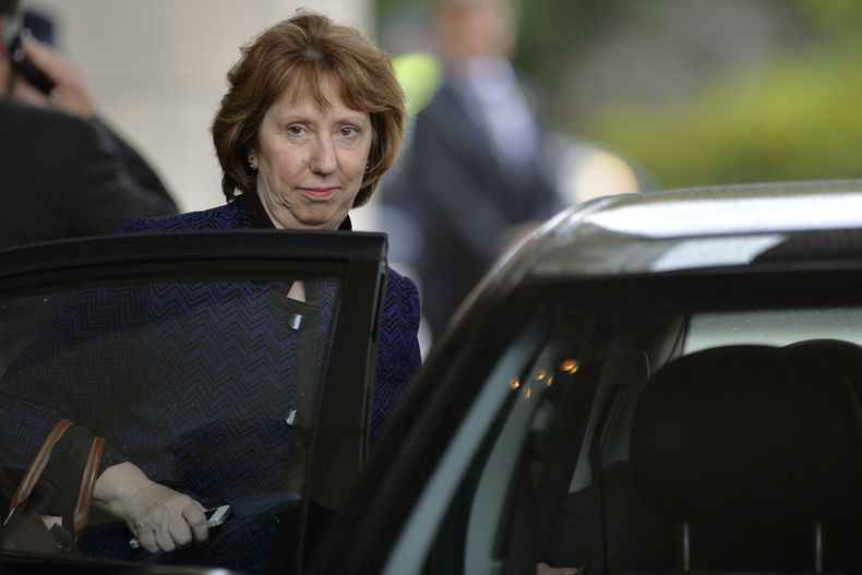 La ala representante de pol&iacute;tica exterior de la Uni&oacute;n Europea, Catherine Ashton, se retira de un hotel durante las conversaciones nucleares a puertas cerradas en las oficinas de las Naciones Unidas en Ginebra, Suiza, el viernes 8 de noviembr