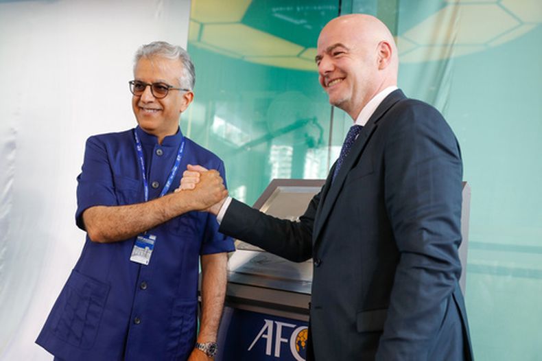 ARCHIVO - El presidente de la Confederación Asiática de Fútbol, Ibrahim Al-Khalifa (izquierda) posa con el presidente de la FIFA, Gianni Infantino, durante la apertura de la nueva sede de la confederación, el martes 30 de octubre de 2018, en Kuala Lumpur, Malasia. (AP Foto/Vincent Thian, File)