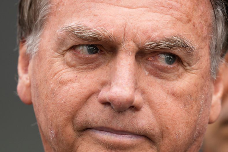 ARCHIVO - El expresidente brasileño Jair Bolsonaro, a quien se le permitió dejar temporalmente del arresto domiciliario para recibir tratamiento médico, sale de un hospital en Brasilia, Brasil, el 14 de septiembre de 2025. (Foto AP/Eraldo Peres, archivo)