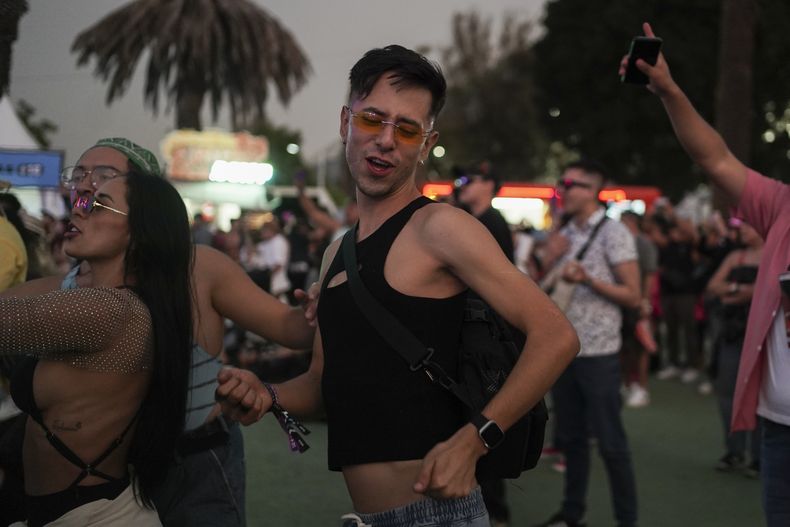 Fans bailan durante la 25ª edición del festival de música Vive Latino en la Ciudad de México, el domingo 16 de marzo de 2025. (Foto AP/Aurea Del Rosario)