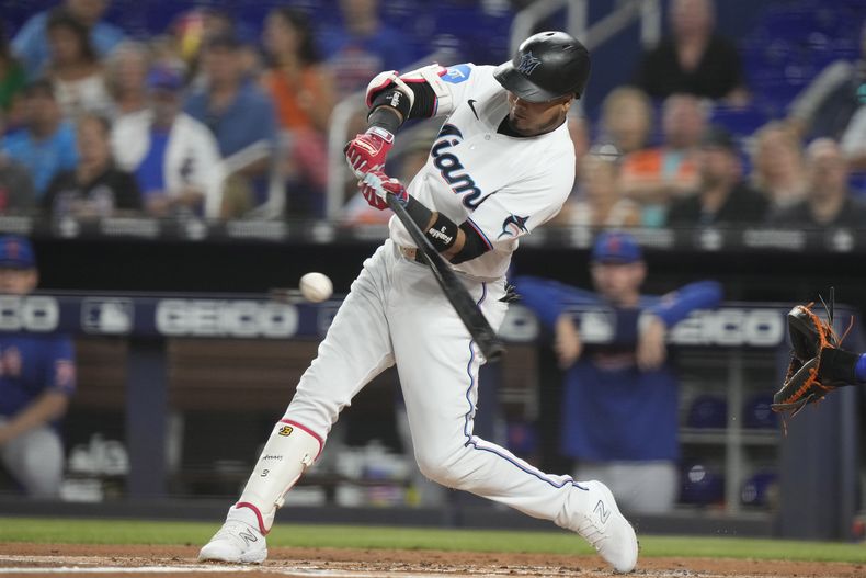 En foto del lunes 18 de septiembre del 2023, el venezolano Luis Arráez de los Marlins de Miami batea un sencillo para su 200mo hit de la temporada en la primera entrada del juego ante los Mets de Nueva York. (AP Foto/Lynne Sladky)