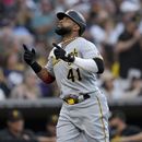 El dominicano de los Piratas de Pittsburgh Carlos Santana celebra tras conectar un cuadrangular de dos carreras en la tercera entrada del juego ante los Padres de San Digo el lunes 24 de julio del 2023. (AP Foto/Gregory Bull)