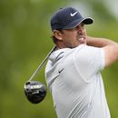 Brooks Koepka observa su tiro de salida al hoyo 9 durante la tercera ronda del Campeonato de la PGA, el sábado 20 de mayo de 2023 (AP Foto/Abbie Parr)