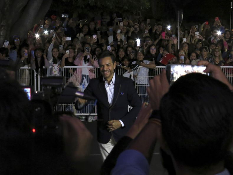 El actor mexicano Eugenio Derbez llega a la alfombra roja de la película Radical, en el Festival Internacional de Cine de Morelia en Morelia, México, el jueves 26 de octubre de 2023. (Foto AP/Berenice Bautista)