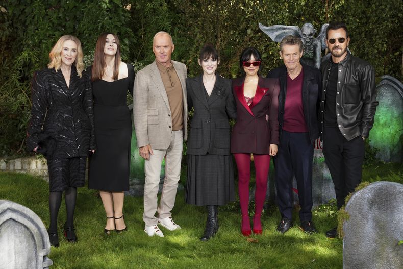 El reparto de la cinta Beetlejuice Beetlejuice posa para las cámaras el viernes 30 de agosto de 2024, en Londres. (Foto de Scott A Garfitt/Invision/AP)
