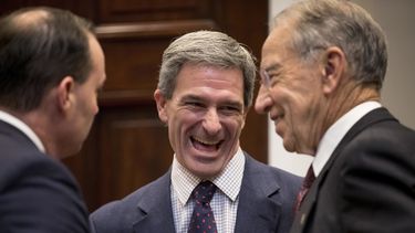 Partidario de políticas de Trump dirigirá agencia migratoria