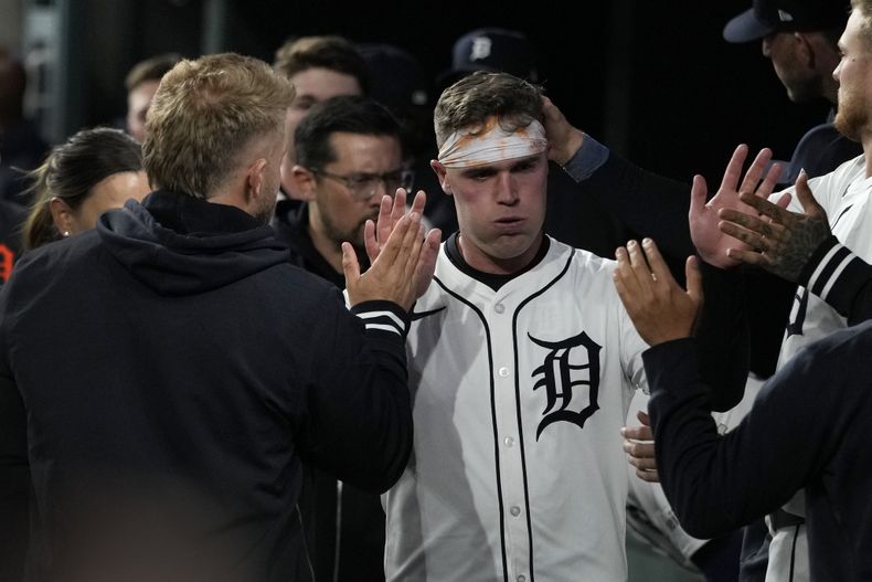 Kerry Carpenter de los Tigres de Detroit celebra con sus compañeros tras anotar con el sencillo del dominicano Wenceel Pérez en la sexta entrada del juego 4 de la serie divisional ante los Guardianes de Cleveland el jueves 10 de octubre del 2024. (AP Foto/Carlos Osorio)