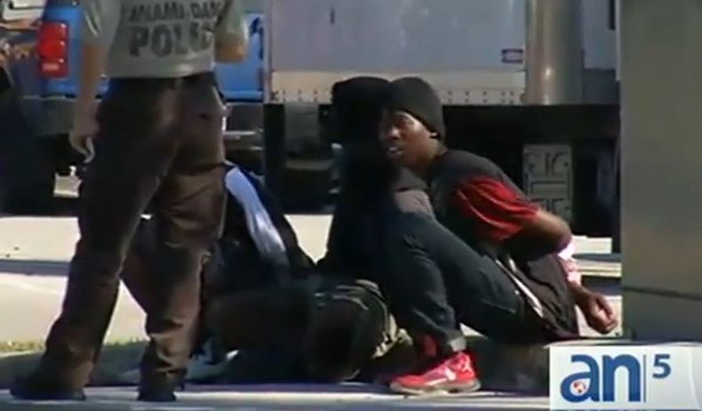 La policía arrestó a dos adolescentes en relación con un tiroteo en North Miami Beach que dejó a un joven hispano muerto. En la balacera una mujer resultó herida.