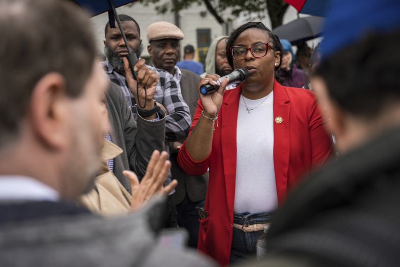 La representante federal LaMonica McIver exige la liberación del alcalde de Newark, Ras Baraka, después de que fue arrestado durante una protesta fuera de un centro de detención del Servicio de Control de Inmigración y Aduanas, el viernes 9 de mayo de 2025, en Newark, Nueva Jersey. (AP Foto/Angelina Katsanis)