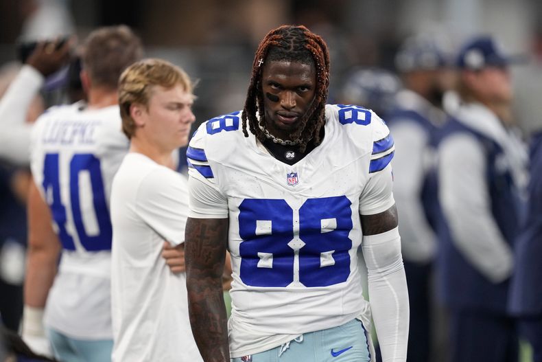 CeeDee Lamb, wide receiver de los Cowboys de Dallas, camina en la banca del equipo durante la primera mitad del juego de la NFL en contra de los Ravens de Baltimore, en Arlington, Texas, el domingo 22 de septiembre de 2024. (AP Foto/Jeffrey McWhorter)