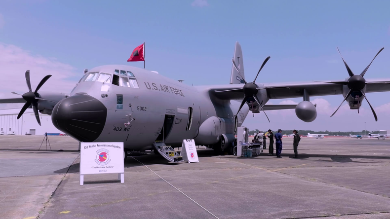 air-force-wc-130-hurricane-hunter-aircraft_h-igritue_thumbnail-full01.png