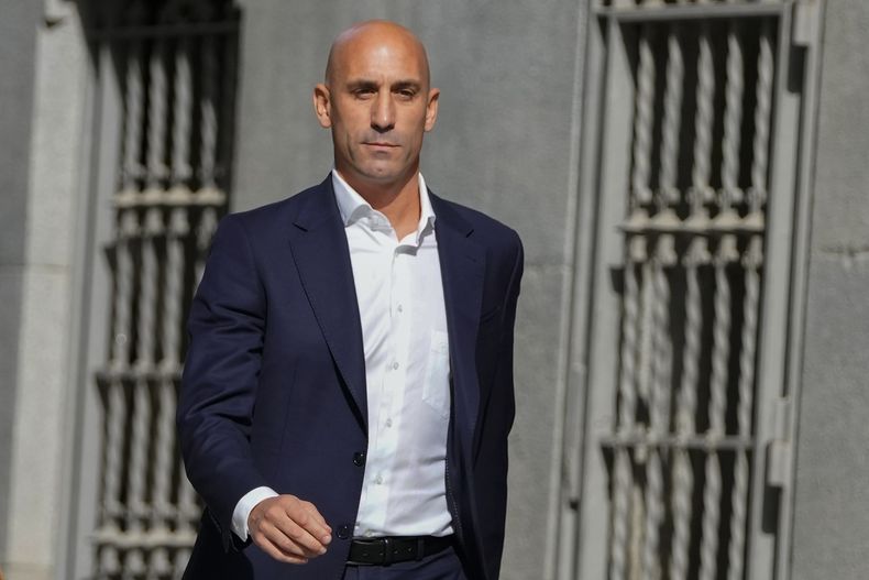 ARCHIVO - El expresidente de la federación española de fútbol, Luis Rubiales, comparece ante la Audiencia Nacional en Madrid, el viernes 15 de septiembre de 2023. (AP Foto/Manu Fernández)