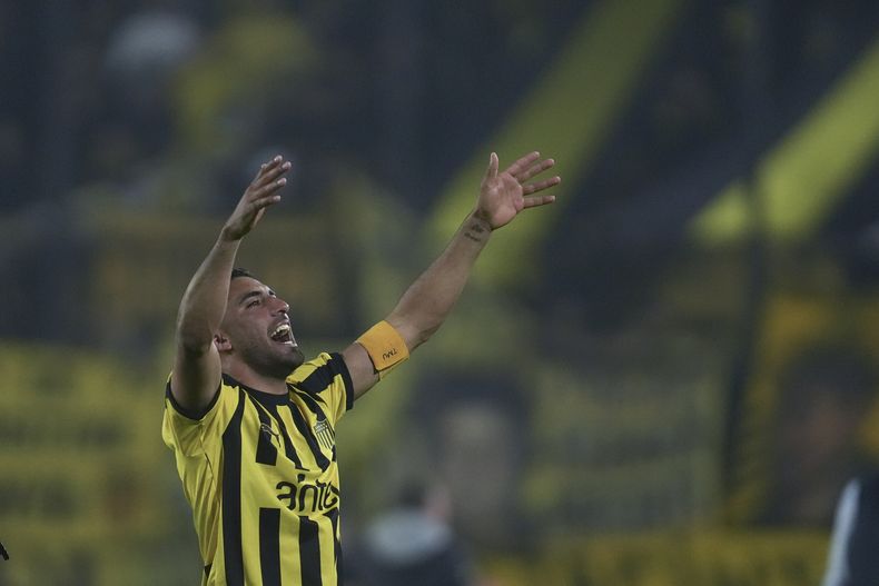 Maximiliano Olivera, de Peñarol de Uruguay, festeja la victoria sobre Flamengo de Brasil en los cuartos de final de la Copa Libertadores, el jueves 26 de septiembre de 2024, en Montevideo. (AP Foto/Matilde Campodónico)