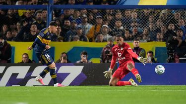 Miguel Merentiel, de Boca Juniors de Argentina, anota ante OHiggins de Chile, durante un partido de la Copa Sudamericana en Buenos Aires, el jueves 23 de julio de 2026 (AP Foto/Gustavo Garello)