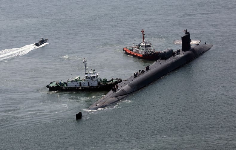 El submarino nuclear estadounidense USS Michigan se acerca a una base naval en Busan, Corea del Sur, el 16 de junio de 2023. (Gang Duck-chul/Yonhap vía AP)